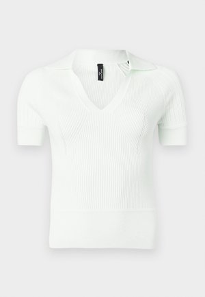 Biela rebrovaná pletená polokošeľa s výstrihom do V a krátkymi rukávmi, vyrobená z textúrovanej tkaniny s jemným leskom.