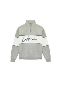 Grijze sweatshirt met een hoge hals en kwart rits. Voorzien van een witte horizontale streep met "California" in marineblauwe tekst over de borst.