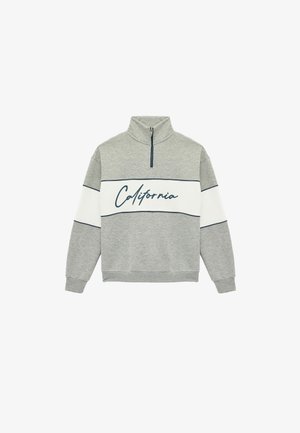 Sweatshirt gris avec un col haut et une fermeture éclair quart. Présente une bande horizontale blanche avec "California" en texte navy sur la poitrine.
