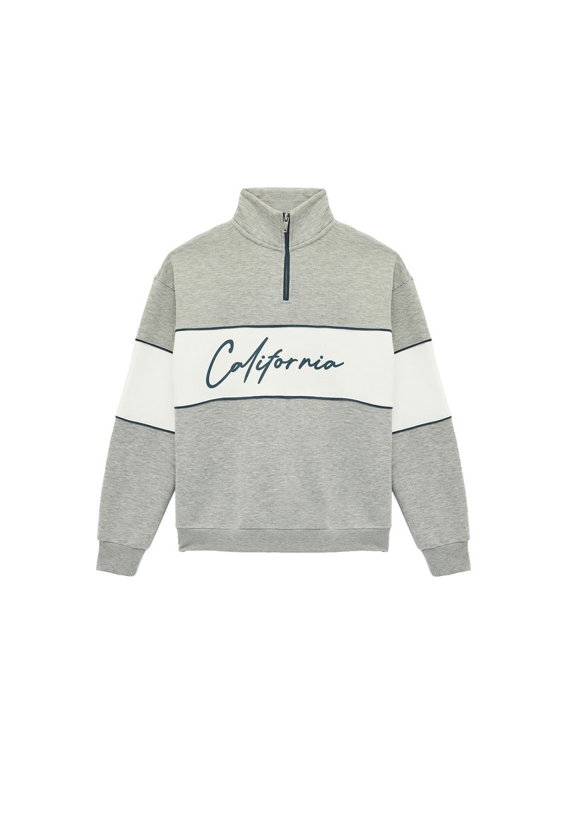 Grijze sweatshirt met een hoge hals en kwart rits. Voorzien van een witte horizontale streep met "California" in marineblauwe tekst over de borst.