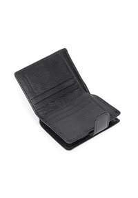 Czarny skórzany portfel o teksturowanym wykończeniu, wyposażony w liczne przegródki na karty i bezpieczne zapięcie na klapkę. Otwarty, aby ukazać układ wnętrza.