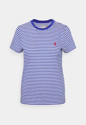 T-shirt à manches courtes rayé horizontalement bleu et blanc avec un col rond et un petit logo rouge brodé sur la poitrine gauche.