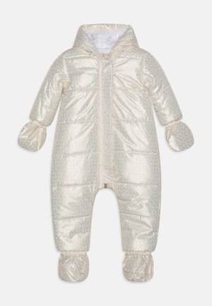 Kremowy, ocieplany kombinezon niemowlęcy z kapturem, przymocowanymi rękawiczkami i bucikami, z subtelnym powtarzającym się wzorem logo MK.