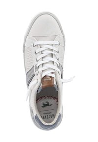 Sneaker bianca con accenti grigi, pelle texturizzata e pannelli in mesh, punta tonda, chiusura con lacci e etichetta del marchio sul lato.