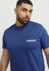 Jack & Jones JCOUNION BACK PRINT TEE CREW - Marškinėliai su spaudiniu - beaucoup blue