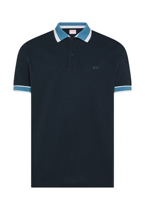 Navyblauw poloshirt met two-button sluiting, lichtblauwe en witte gestreepte kraag en mouwboorden, en een klein geborduurd logo op de borst.