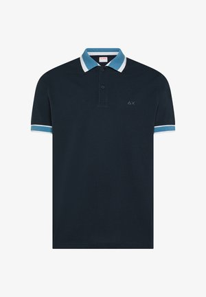 Navyblauw poloshirt met two-button sluiting, lichtblauwe en witte gestreepte kraag en mouwboorden, en een klein geborduurd logo op de borst.