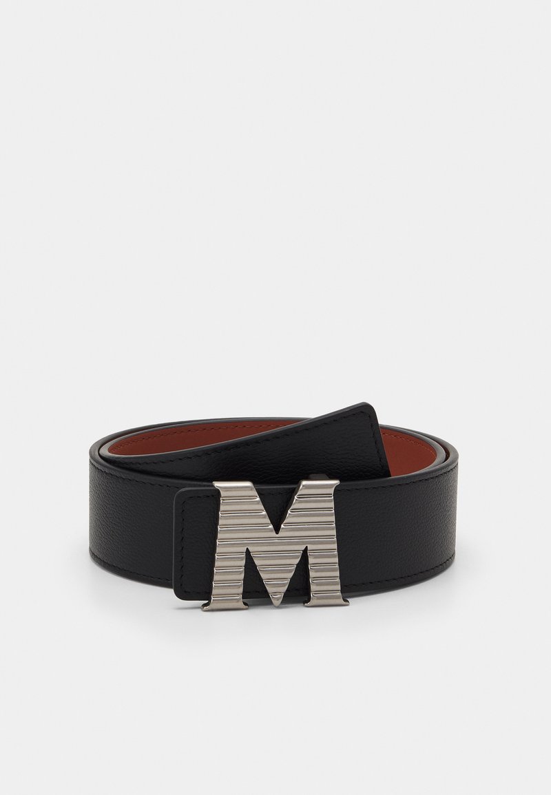 Čierny kožený opasok s výraznou striebornou sponou v tvare „M“ s ryhovaným vzorom. Interiér je hnedý, čo pridáva kontrast celkovému vzhľadu.