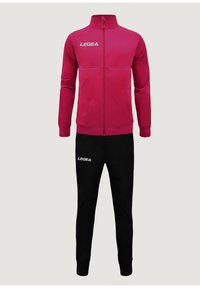 Fuchsia zip-up träningsoveralljacka med silverfärgad "LEGEA" logotyp, tillsammans med svarta smalrandiga byxor med matchande logotyp på höften.