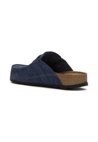 Zoccoli in suede blu navy con soletta in sughero marrone, suola in gomma nera e design con ampia fascia incrociata.