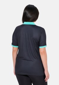 Černé polo tričko s krátkým rukávem a tyrkysovými detaily na límci a rukávech. Vyrobeno z hladkého, elastického materiálu. Jednoduchý design, bez vzorů.