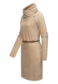 Abito beige a maniche lunghe con collo a cowl, tessuto testurizzato e cintura intrecciata. Presenta un dettaglio con bottone sulla spalla e una vestibilità rilassata.