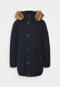 Černá parka bunda s kapucí lemovanou kožešinou, vybavená zipem a zapínáním na patentky, dvěma předními kapsami a logem na rukávu.