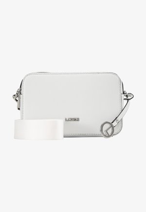 Hvid crossbody-taske i tekstureret læder med sølvdetaljer og logo. Indeholder en aftagelig hvid rem. Rektangulær form.