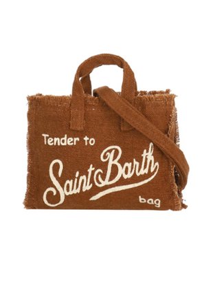 Borsa tote marrone testurizzata con manici corti e tracolla, con scritta bianca in corsivo "Tender to Saint Barth bag" sul davanti.
