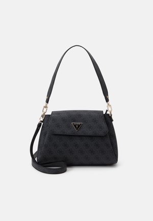 Sac épaule noir Guess avec imprimé logo à motifs, plaque triangulaire en métal avec logo, et bandoulière longue amovible sur fond blanc.