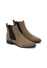 Bocanci de glezna din suede maro, cu panouri laterale elastice, vârfuri ascuțite și toc mic pătrat. Textură netedă și design minimalist.