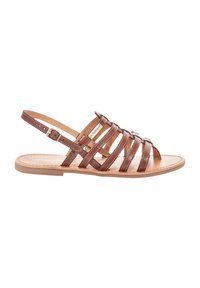 Bruine leren sandaal met meerdere horizontale banden, open teenontwerp, enkelband met gesp, platte zool en contrasterende stiksels.
