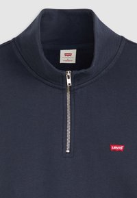 Navyblauwe sweatshirt met kwart rits, gemaakt van een katoenmix, met een zilveren rits en een klein rood Levi's-logo op de borst. Standaard pasvorm.