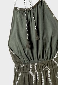 Stradivarius FLOWING PRINTED HALTER MIDI - Freizeitkleid - khaki