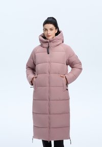 Roze pufferjas met een lange ontwerp, ritssluiting, hoge kraag en zijzakken. Voorzien van een doorgestikte textuur en een capuchon.