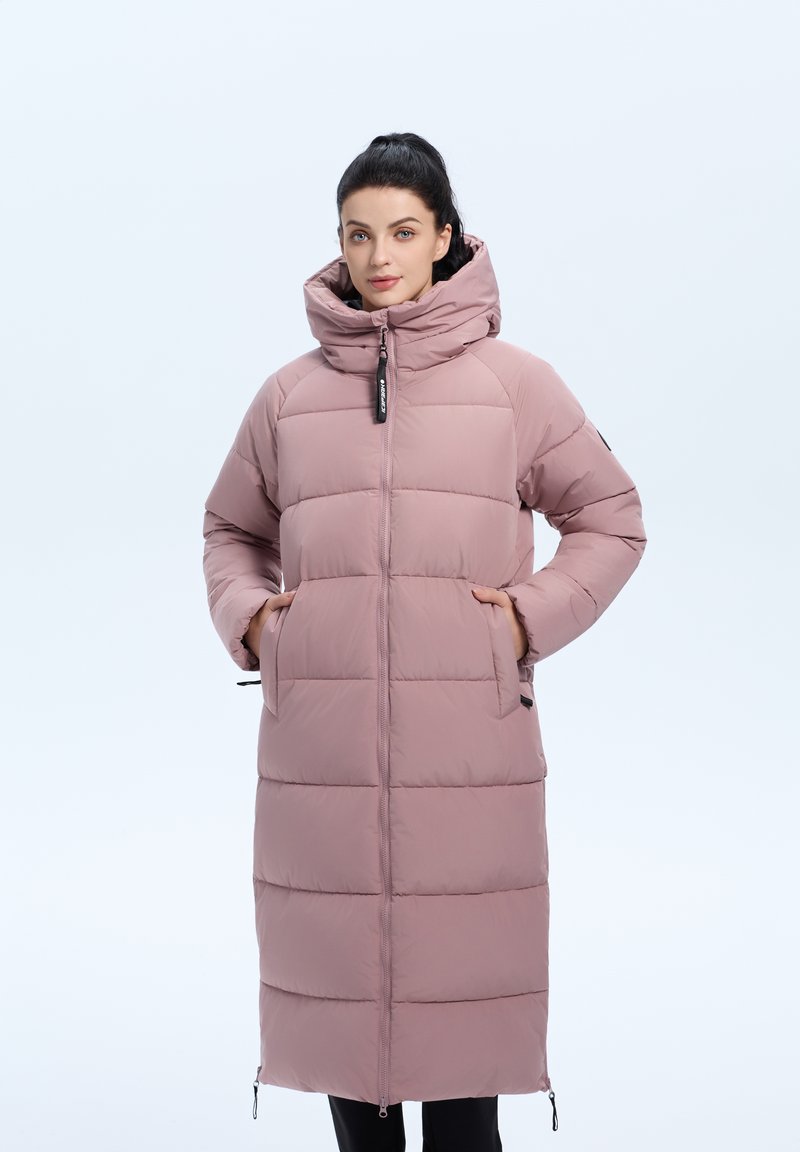 Roze pufferjas met een lange ontwerp, ritssluiting, hoge kraag en zijzakken. Voorzien van een doorgestikte textuur en een capuchon.