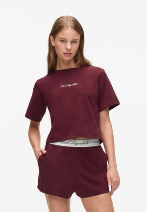 Bordeaux katoenen crop t-shirt met korte mouwen, voorzien van geborduurde tekst "Karl Lagerfeld." Gekoeld met bijpassende bordeaux kleurige shorts en een merkgebonden tailleband.