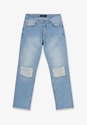 Jasnoniebieskie, zniszczone dżinsy z postrzępionymi ł łatami na obu kolanach, prosta forma i standardowy pięciokieszeniowy styl.