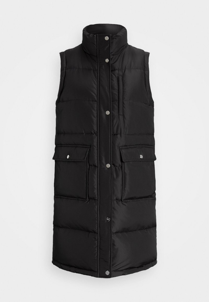 Svart pufferväst med hög krage, ärmlös design, knappstängning fram och två stora framfickor. Har kviltade paneler.