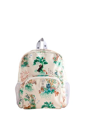 Mochila infantil de color crema con estampado de árbol verde y animales, bolsillo frontal con cremallera, bolsillos laterales de malla y asa superior con estampado de estrellas.