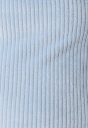 Lichtblauwe geribbelde stof met een zachte textuur, voorzien van verticale strepen als patroon. Het oppervlak lijkt weelderig met een lichte glans.