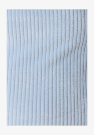 Tissu côtelé bleu clair avec une texture douce, présentant des rayures verticales pour le motif. La surface semble moelleuse avec un léger éclat.