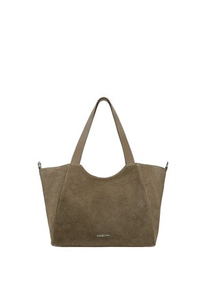 Sac cabas en daim marron avec deux bretelles et un petit logo de marque argenté au centre devant, sur fond blanc.
