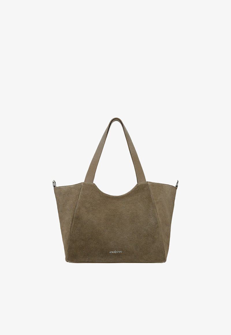 Sac cabas en daim marron avec deux bretelles et un petit logo de marque argenté au centre devant, sur fond blanc.