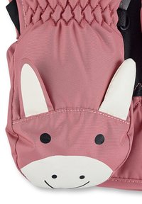 Die babytragetasche aus pinkem Stoff hat ein Charakterdesign mit einem weißen Gesicht und Ohren. Sie verfügt über eine glatte Textur, schwarze Knopfakzente und gefaltete Details.