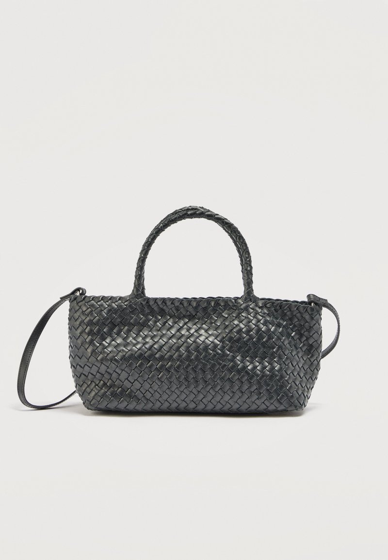 Μαύρη υφαντή δερμάτινη τσάντα χειρός με διπλές λαβές και ρυθμιζόμενο ιμάντα ώμου σε απλό φόντο.