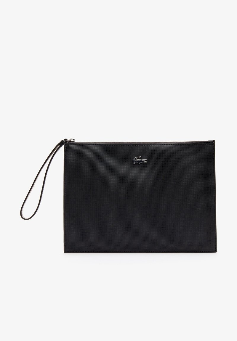 Pochette rectangulaire noire texturée avec fermeture zippée et petit logo crocodile en argent centré près du haut.