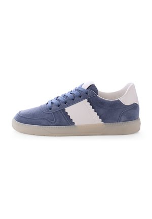 Blauwe suède sneakers met witte accenten, ronde teen, textuur bovenwerk en platte rubberen zool; heeft een contrasterend zijpaneelontwerp.