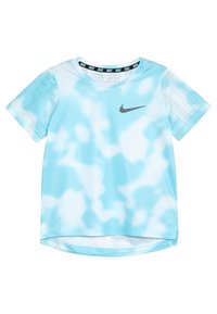 Camisa de Nike de manga corta en azul claro con un patrón de nubes, que presenta un cuello redondo, logo de Nike en negro y un dobladillo curvo.