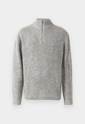 Suéter em malha cinza claro com gola alta e fecho de zíper, apresentando punhos e bainha canelados para textura e calor.