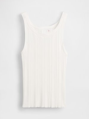 Débardeur blanc à côtes avec un col large et sans manches. Texture douce et coupe ajustée, présentant un branding minimaliste à l'arrière.