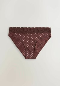 Barna pöttyös női alsónadrág széles, hullámos csipkéből készült derékrésszel, világos háttéren.