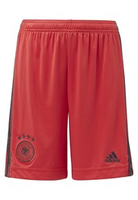 Czerwone spodenki sportowe Adidas z czarnymi paskami po bokach, logo Deutscher Fußball-Bund i cztery gwiazdki na jednej nogawce, logo Adidas na drugiej nogawce.
