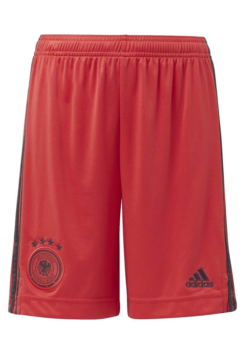Czerwone spodenki sportowe Adidas z czarnymi paskami po bokach, logo Deutscher Fußball-Bund i cztery gwiazdki na jednej nogawce, logo Adidas na drugiej nogawce.