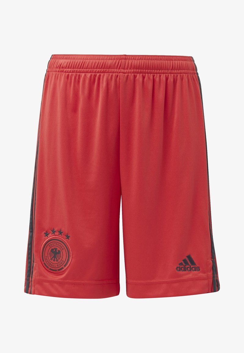 Czerwone spodenki sportowe Adidas z czarnymi paskami po bokach, logo Deutscher Fußball-Bund i cztery gwiazdki na jednej nogawce, logo Adidas na drugiej nogawce.