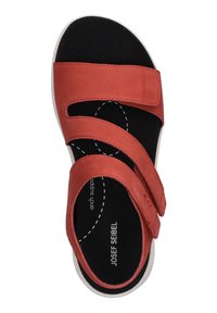 Rote Ledersandale mit zwei verstellbaren Riemen, gepolstertem schwarzen Fußbett, weißer Laufsohle und einem Design mit Fußgewölbeunterstützung, mit einer glatten Textur.