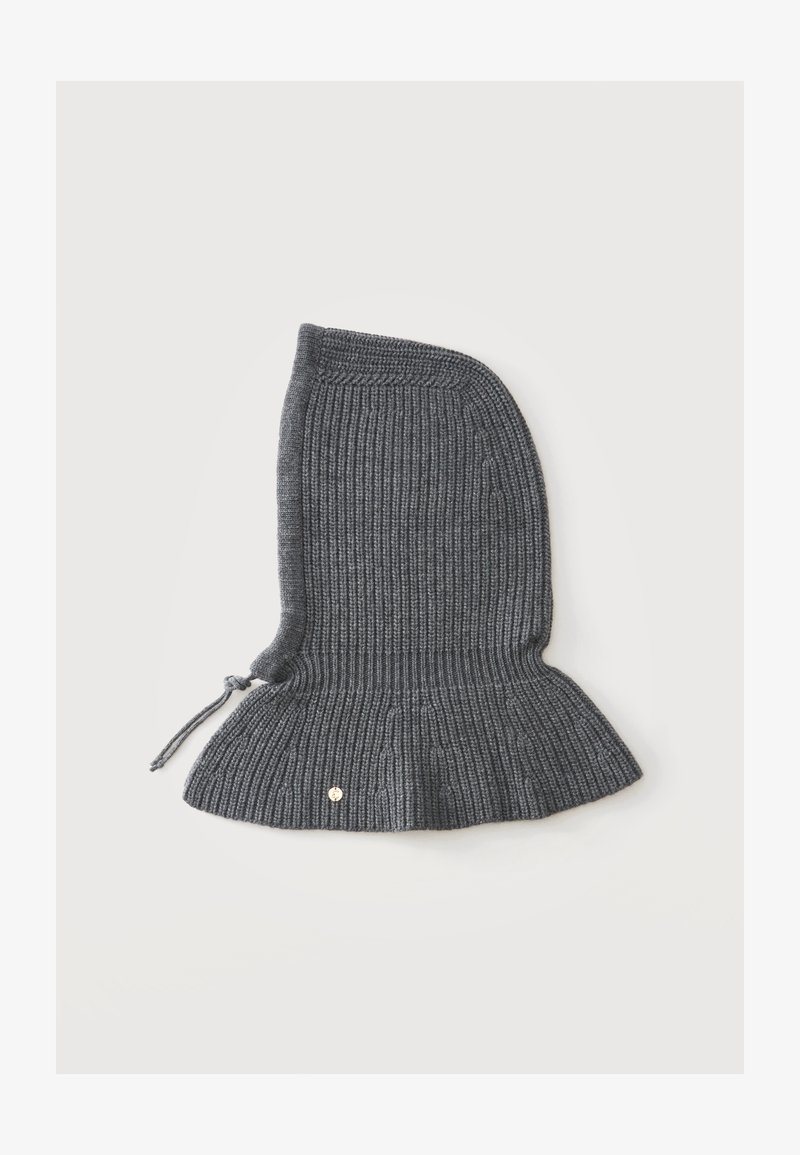 Capuche en maille côtelée gris foncé avec un cordon de serrage sur un côté et une ouverture d'encolure évasée sur fond blanc uni.