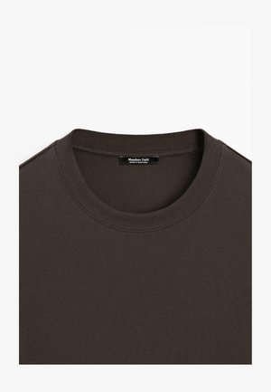 Brązowy bawełniany t-shirt z okrągłym dekoltem i ściągaczem. Wewnątrz znajduje się metka informująca "Massimo Dutti, Wyprodukowano w Portugalii." Gładka tekstura.