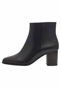 Bottines noires en cuir avec un bout pointu, texture lisse et un large talon en bois. Design simple sans fermetures visibles.