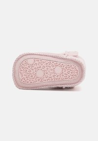 UGG BABY CLASSIC AND LOVEY UNISEX - Prvi čevlji - seashell pink